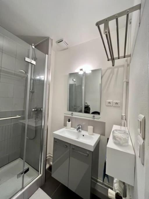 Apartment 2p Calme - Climatisation - 70m Du Metro M4 Barbara - 4 Pers Maximum