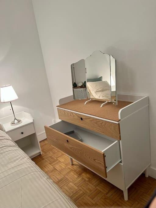 Apartment 2p Calme - Climatisation - 70m Du Metro M4 Barbara - 4 Pers Maximum Montrouge