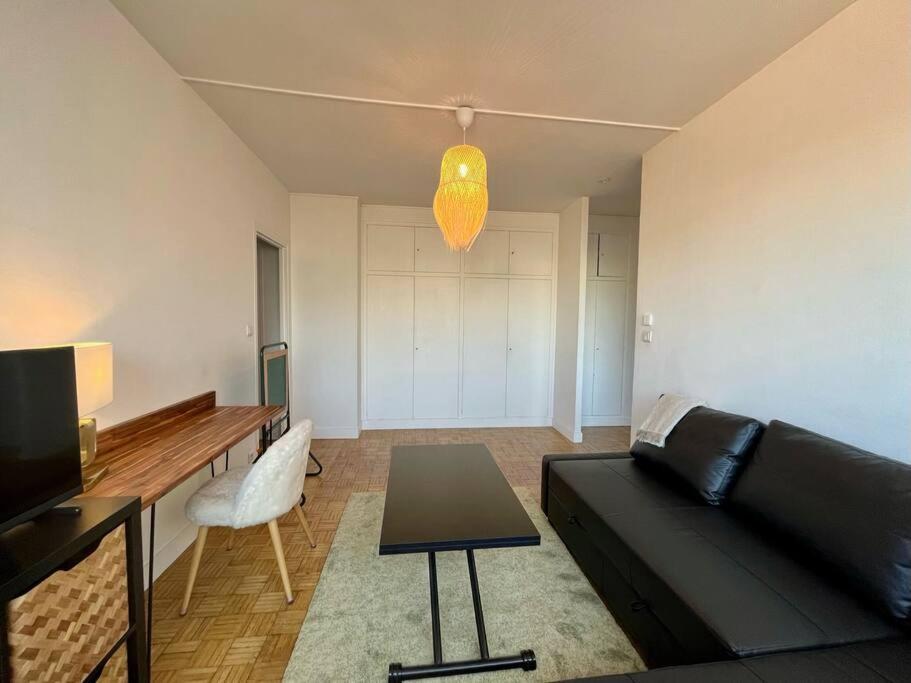 Apartment 2p Calme - Climatisation - 70m Du Metro M4 Barbara - 4 Pers Maximum
