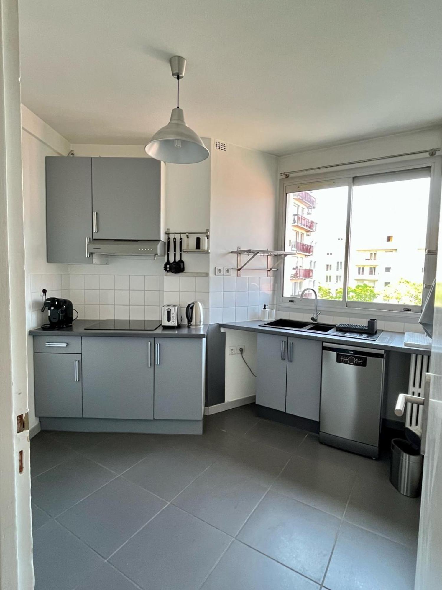 Apartment 2p Calme - Climatisation - 70m Du Metro M4 Barbara - 4 Pers Maximum *